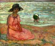 Молодая женщина, сидящая на берегу моря